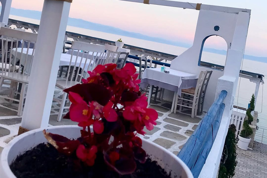 Nostimi Thalassa Restaurant